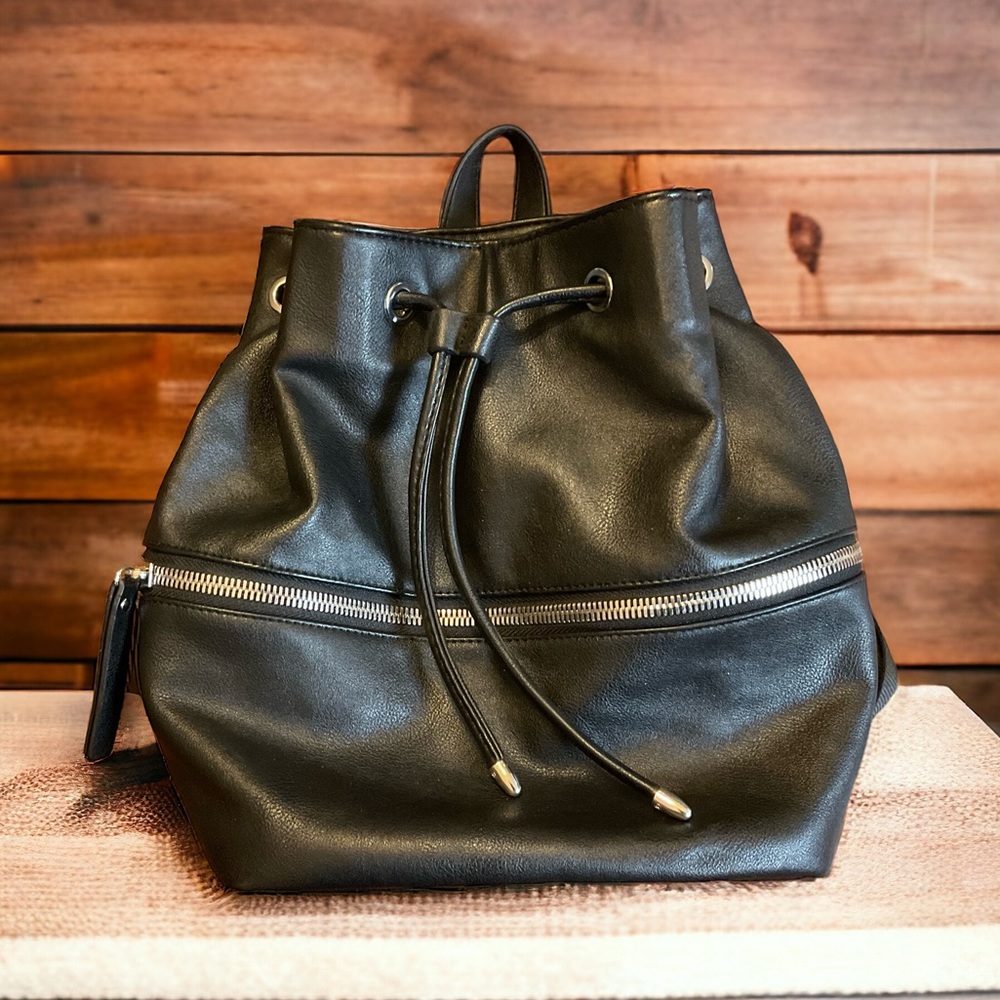Clarks Silver Hardware Vegan Leather MultiPocket Adjustable Strap Backpack Bag!